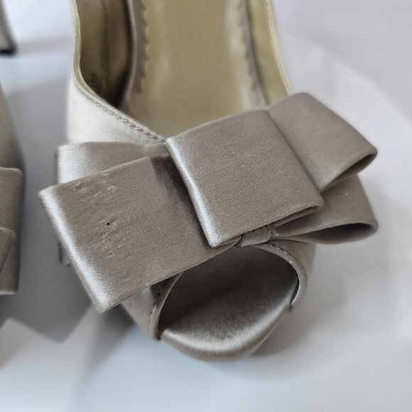 ⭐️40% off⭐️ Me Too Jade Satin Heels in Champagne Color - Picture 3 of 11